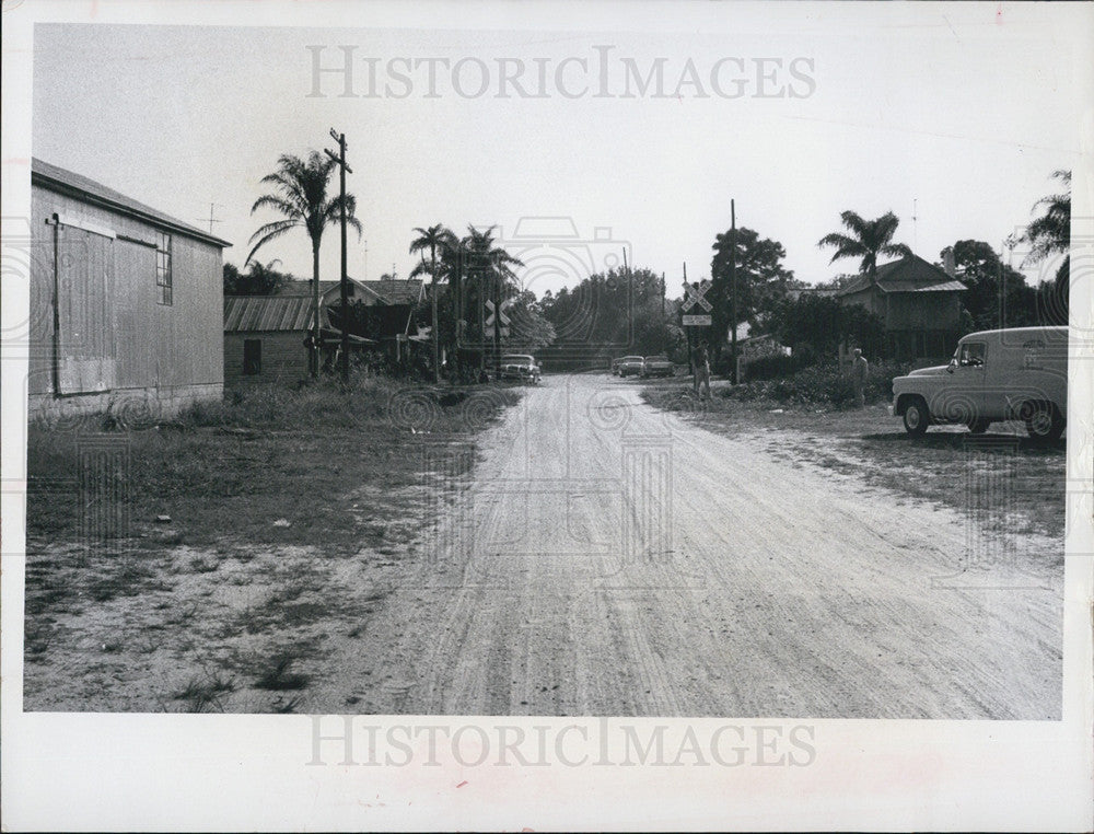 1967 Press Photo Brush removed at railroad crossing on Fifth Street - Historic Images