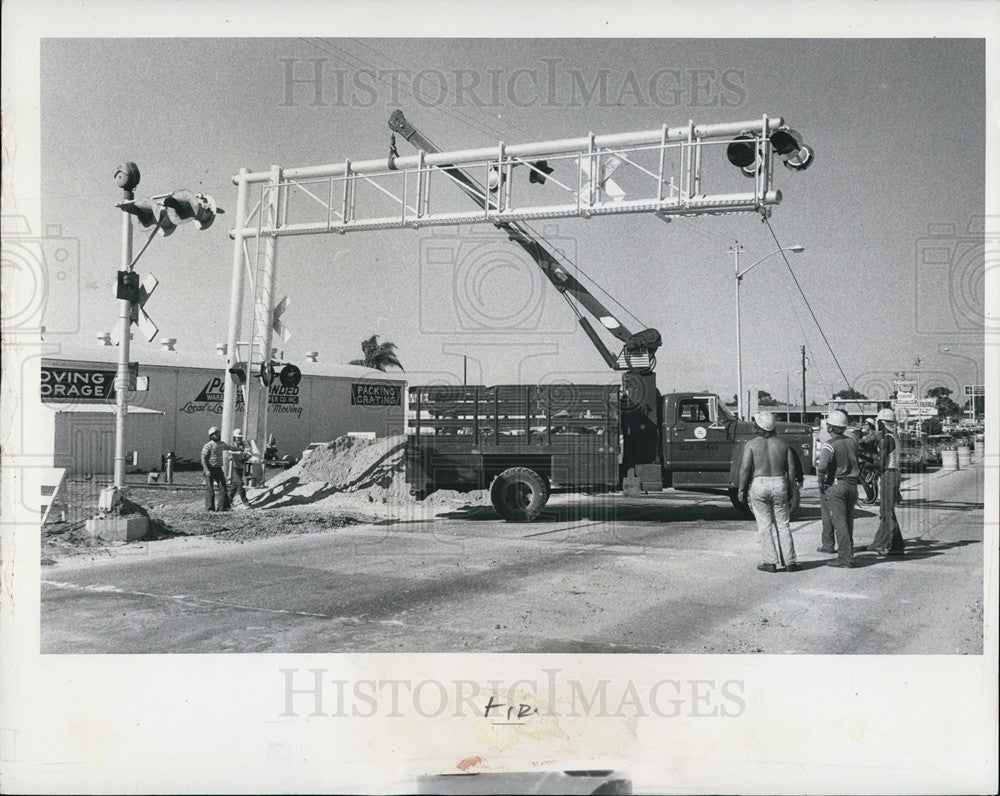 1974 Press Photo Cantilvever signal at 34th Street South, St. Petersburg. - Historic Images