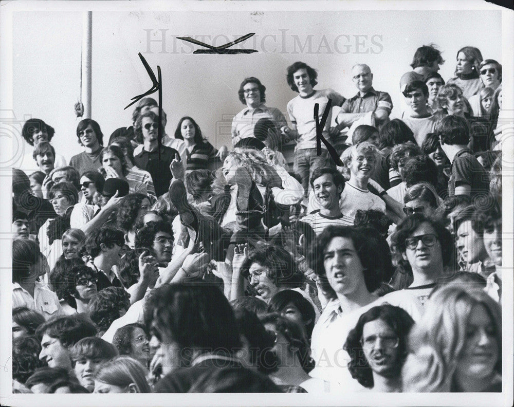 1971 Press Photo A crowd in Detroit Michigan. - Historic Images