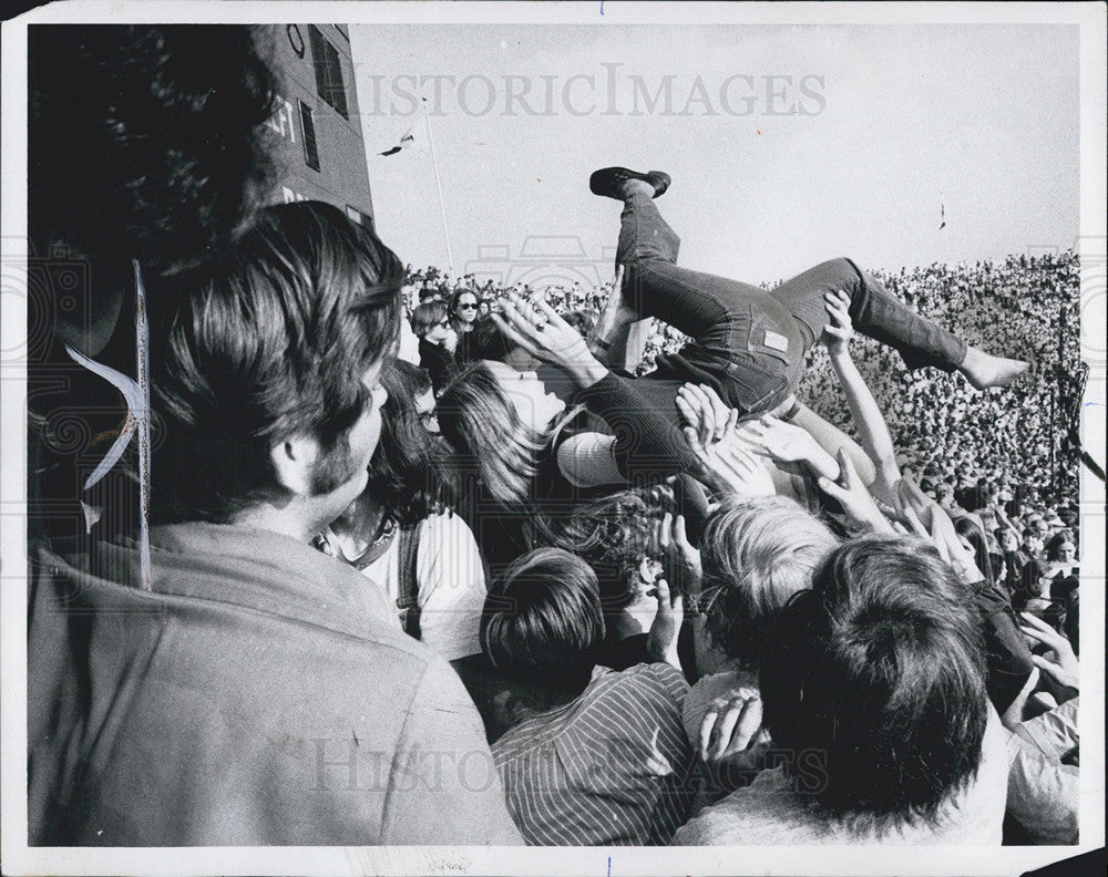 1971 Press Photo Crowds in Detroit. - Historic Images