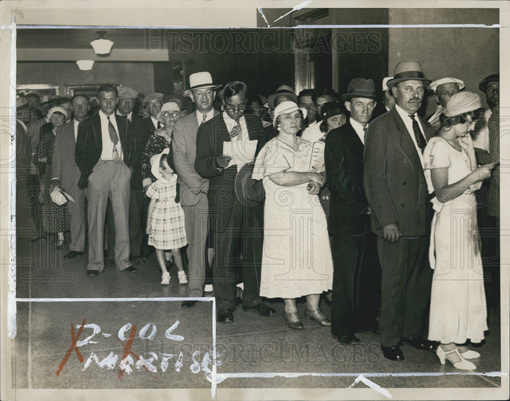 1933 Press Photo Crowd waiting to file applications for home loans. - Historic Images