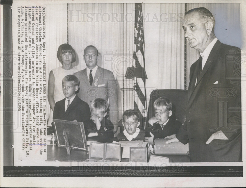 1965 Press Photo President Johnson Honors Charles Conrad Jr, wife Gimi 5 - Historic Images