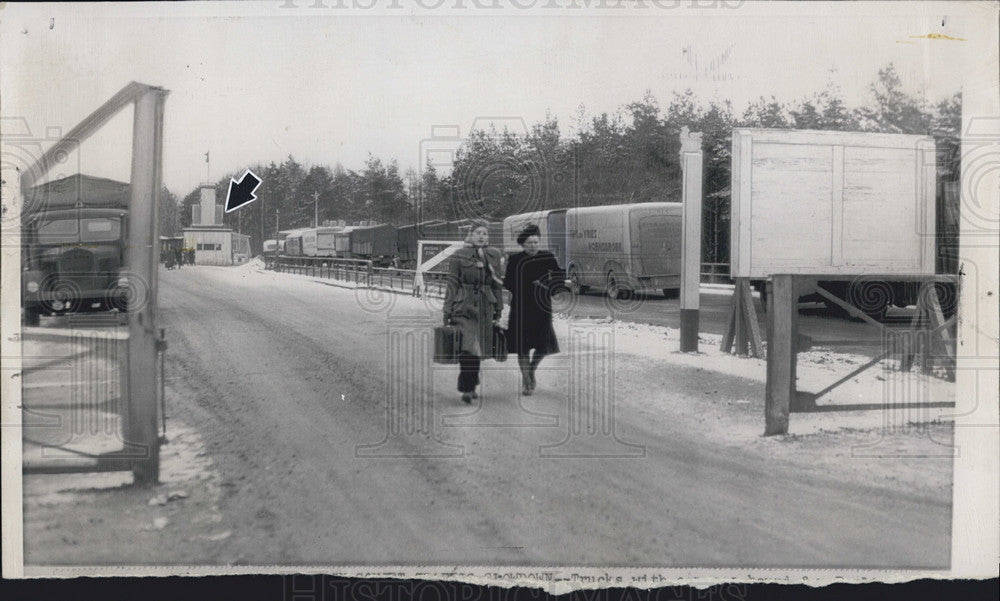 1950 Press Photo British/Russian checkpoint Helmstedt, Germany - Historic Images