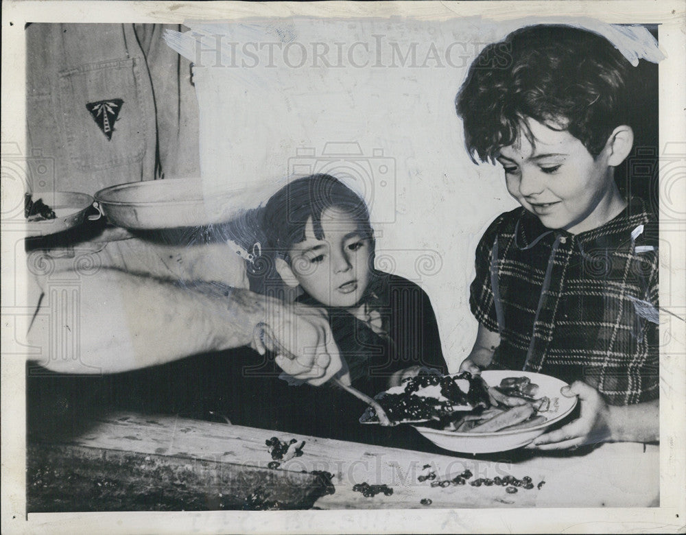 1944 Press Photo These kids are guests of a U.S. Army ninth air force service - Historic Images