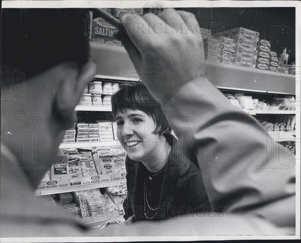 1969 Press Photo Ms. Nancy McDaniel, on asked about Nixon claim inflation slowed - Historic Images