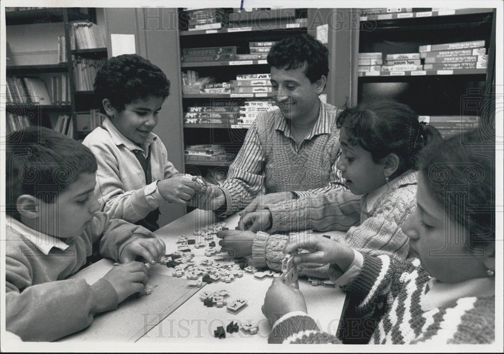 1989 Press Photo Fuad Akhad Tutors Arab Children Friendship Way Tel Aviv Jaffa - Historic Images