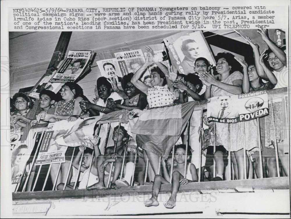 1964 Press Photo Crowd Cheering For Presidental candidate Arnulfo Arias - Historic Images