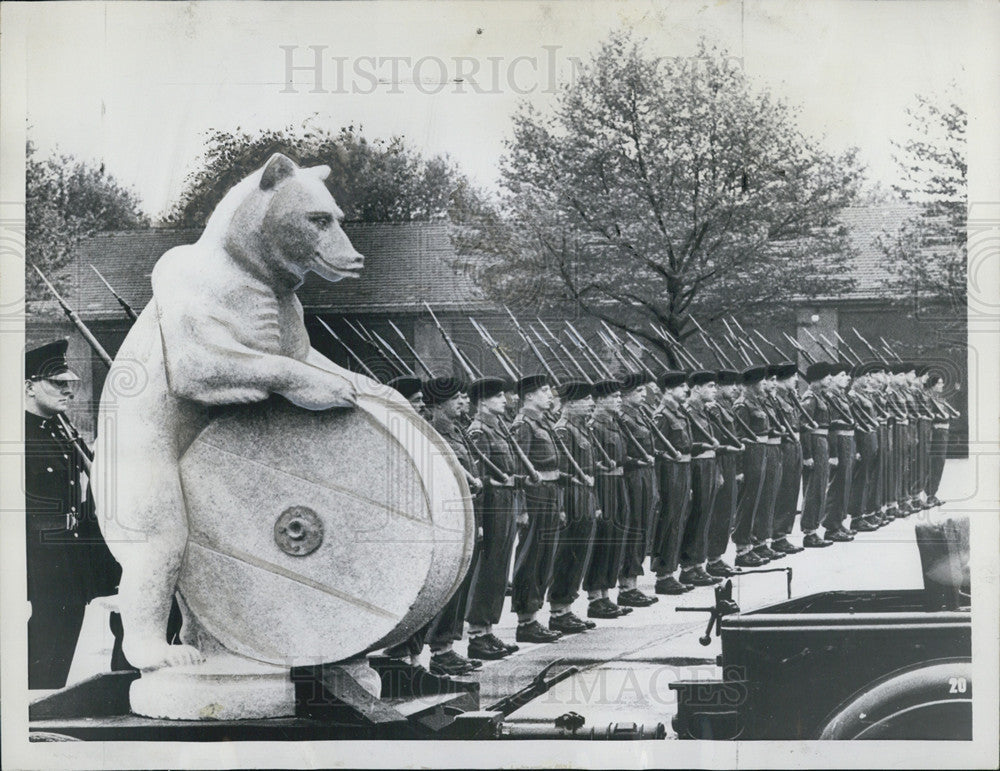 1958 Press Photo British Army in ceremonies honoring Bruno the Bear - Historic Images