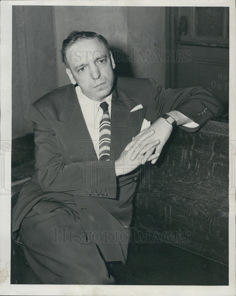 1951 Press Photo Thomas Moretti waiting to go before the Grand Jury - Historic Images