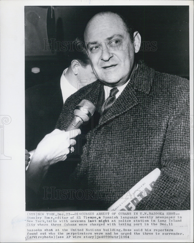 1964 Press Photo Stanley Ross, editor of El Tiempo, at police station - Historic Images