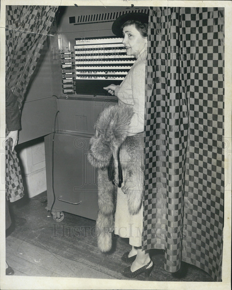 1952 Press Photo Mrs Ellen Borden Stevenson Voting - Historic Images