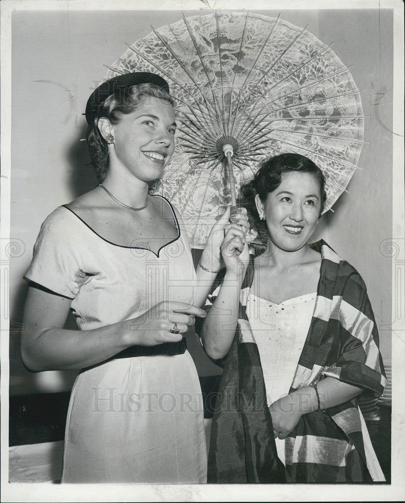 1955 Press Photo Mrs. James O. Wood &amp; Mrs. Wataru Okuma The Saddle &amp; Cycle Club - Historic Images