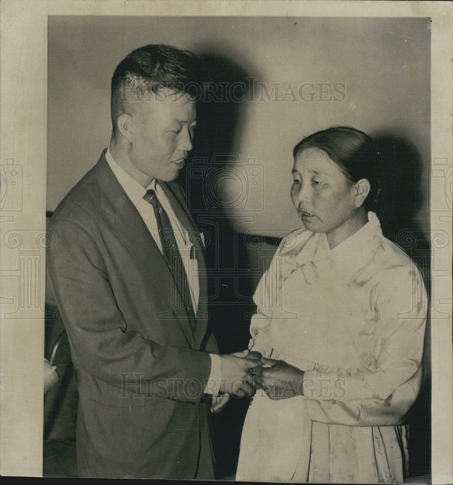 1953 Press Photo Lt Noh Kum Suk North Korean Pilot Seoul His Mother - Historic Images