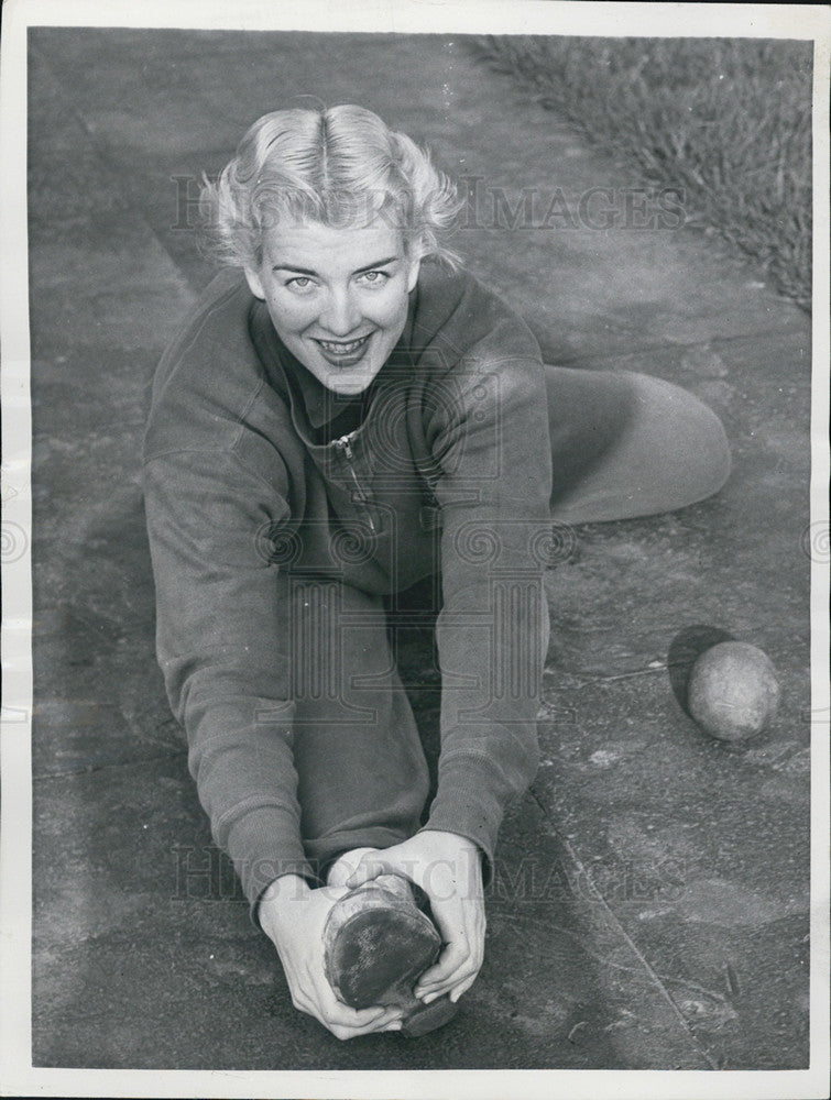 1957 Press Photo Actress Jeanette MacDonald  in exercise suit. - Historic Images