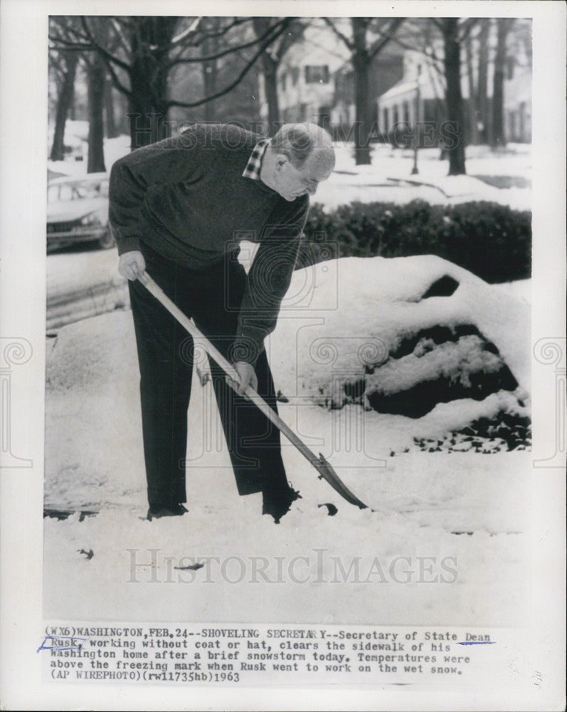 1963 Press Photo Dean Rusk Sec. of State shoveling the snow of his sidewalk. - Historic Images