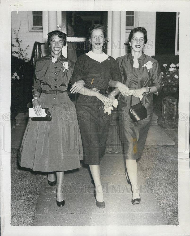 1954 Press Photo 3 college students from Smith college - Historic Images