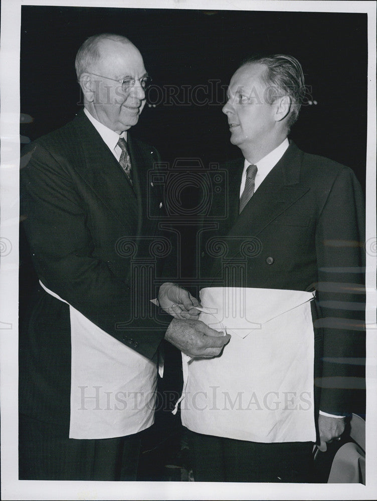 1954 Press Photo Gov.William G. Stratton put on Masonic apron - Historic Images