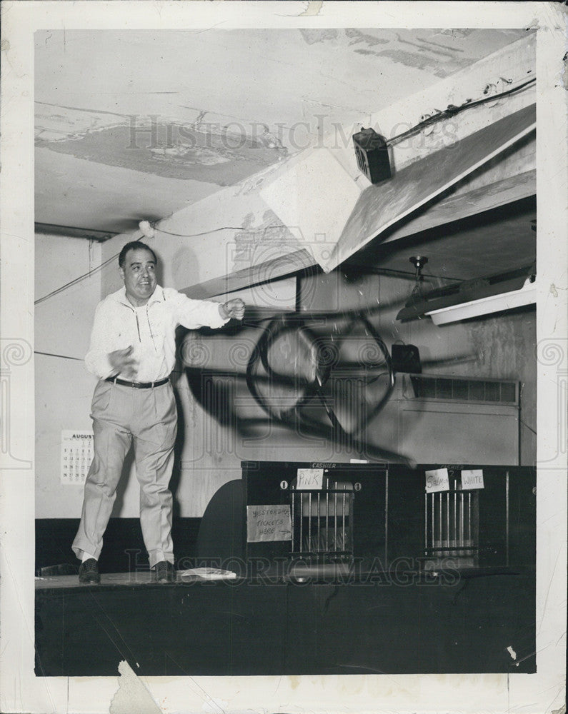 1951 Press Photo Michael Moretti States Attorney At Raid - Historic Images