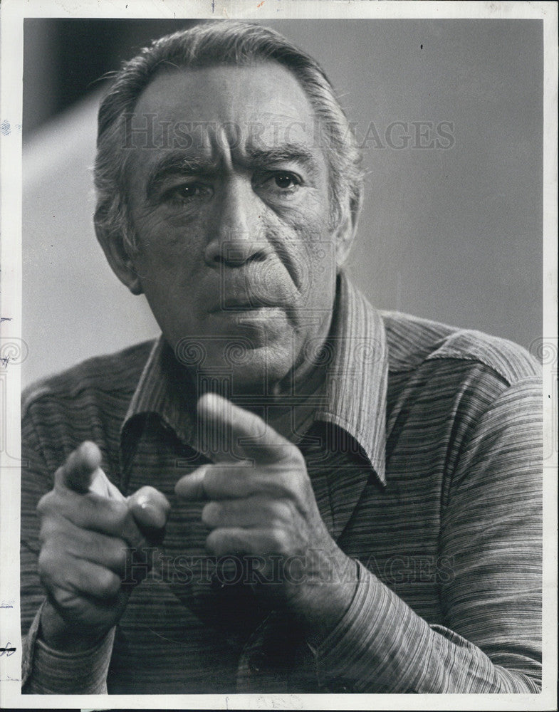 1977 Press Photo Anthony Quinn in &quot;La Strada&quot; - Historic Images