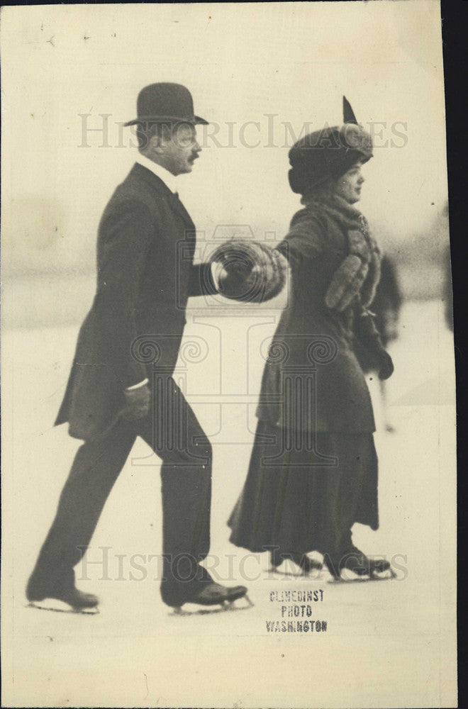 1910 Press Photo George Von Mayer, Sec of Navy with daughter Alice, Skating. - Historic Images