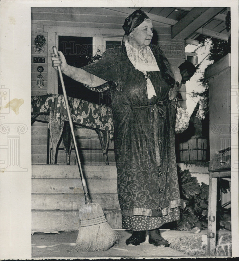 1963 Press Photo Former Actress Greta Meyer House Eviction - Historic Images