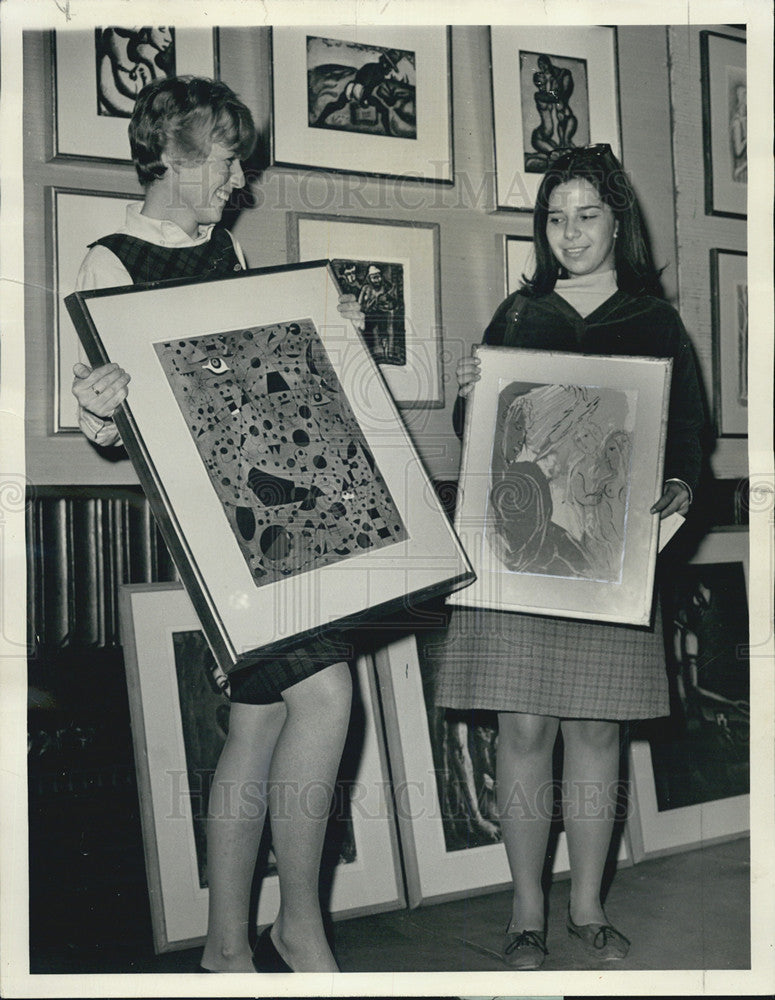 1966 Press Photo Pat McKeown &amp; Judy Crane hold artworks by Joan Miro - Historic Images