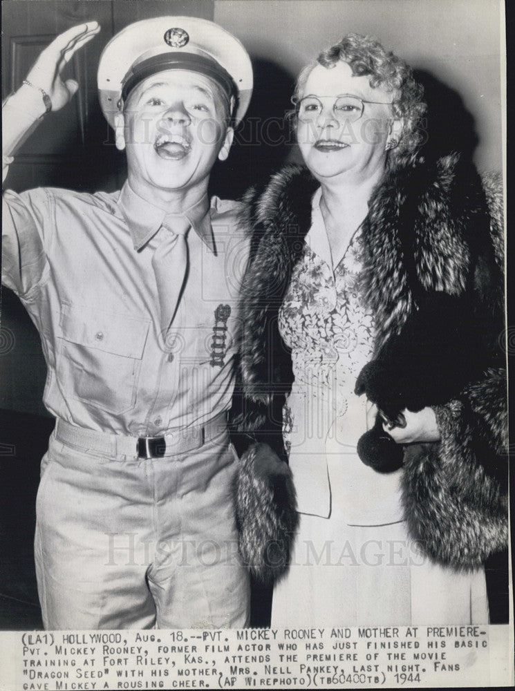 1944 Press Photo Pvt. Mickey Rooney, mother Nell Pankey at Dragon Seed Premiere - Historic Images