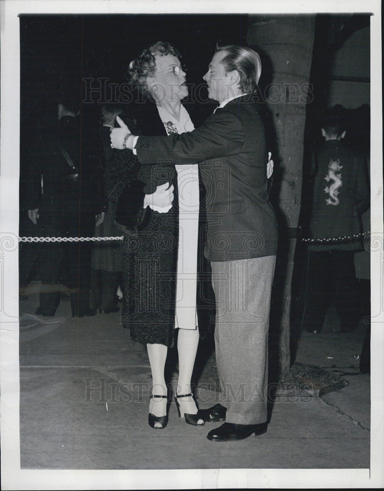 1944 Press Photo ctor Mickey Rooney with his mother at the &quot;Oscars&quot; Ceremonies - Historic Images