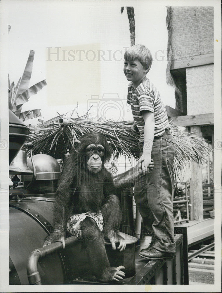 1959 Press Photo Teddy Rooney with a friendly Chimpanzee - Historic Images