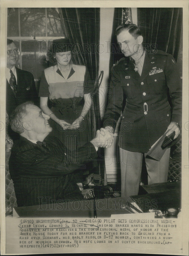 1945 Press Photo 1st Lt Edward S Michael &amp; President Roosevelt - Historic Images