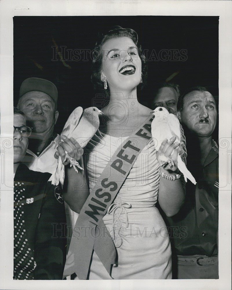 1955 Press Photo Miss Chris Michaels Releasing Pigeons - Historic Images