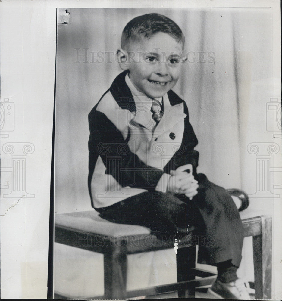 1954 Press Photo  Dave Oliver Jr sitting on a chair - Historic Images