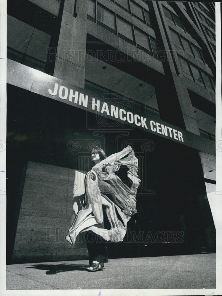 1977 Press Photo John Hancock Center, Christine Rejek, Protest - Historic Images