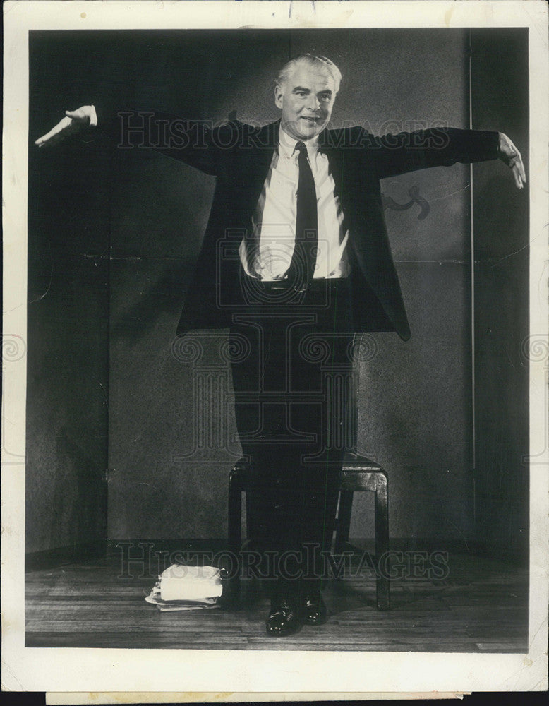 1959 Press Photo Emlyn Williams in &quot;A Boy Growing Up&quot; - Historic Images