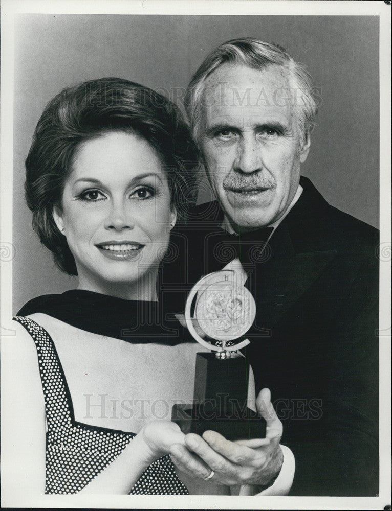 1980 Press Photo Mary Tyler Moore Jason Roberts Tony Awards - Historic Images