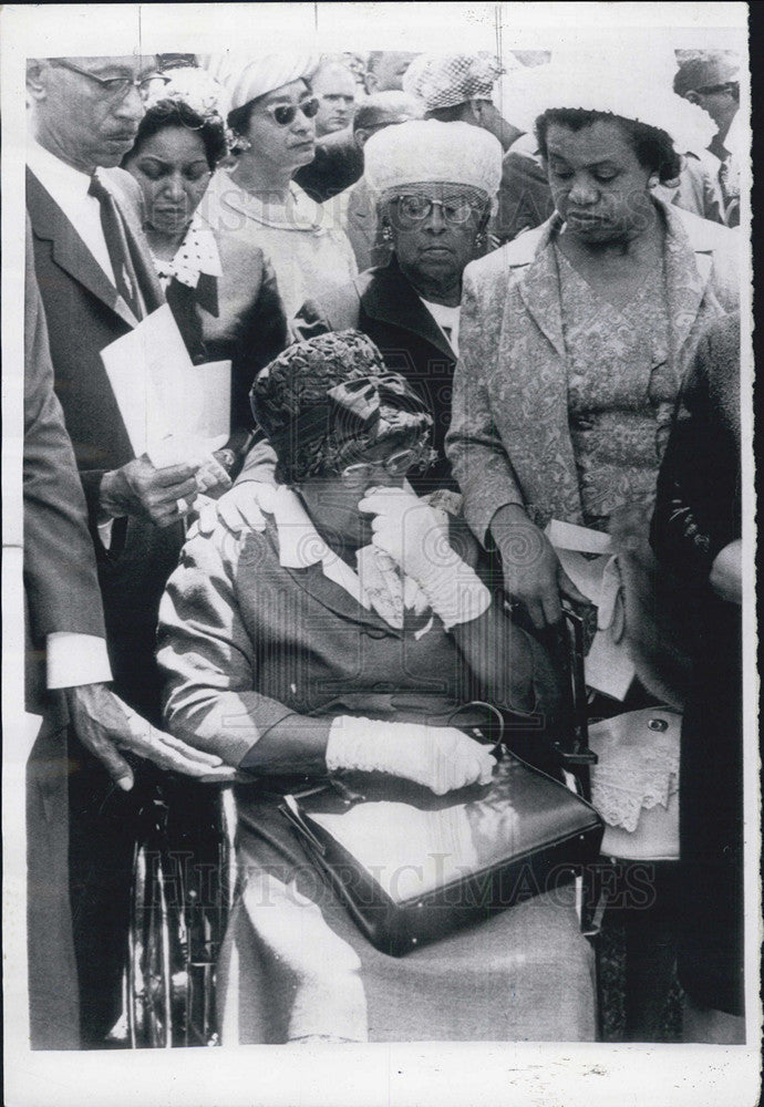 1966 Press Photo Eva Olive in tears as Pres Johnson conferred the Medal of Honor - Historic Images