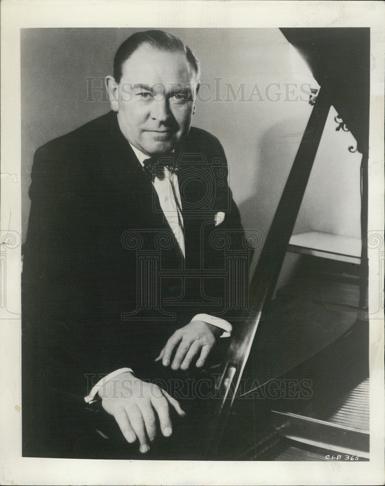 1962 Press Photo Gerald Moore British pianist &amp; author by the piano - Historic Images