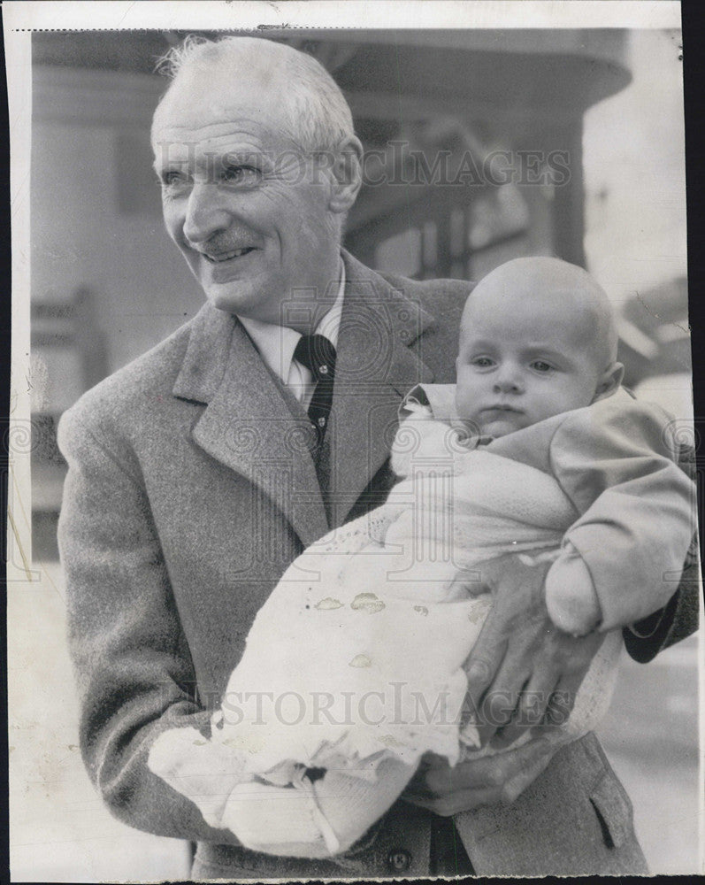 1954 Press Photo Field Marshall Viscount Montgomery w/ grandson Henry David - Historic Images