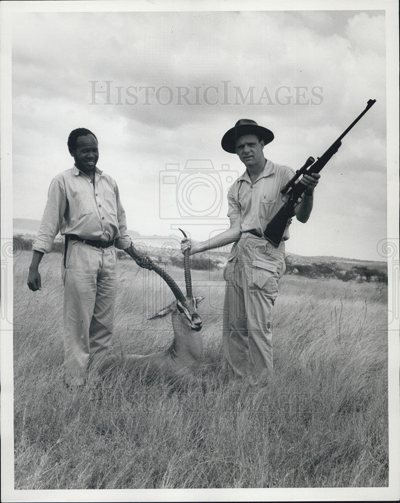 1965 Press Photo Hunter Jim Stewart holding horns of a  wildebeest - Historic Images