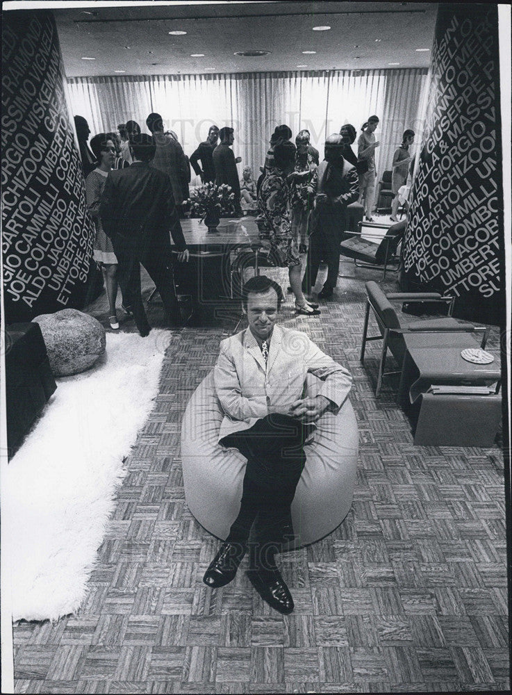 1970 Press Photo Jim Stewart makes his own chair from a hunk of polyurethane foam - Historic Images