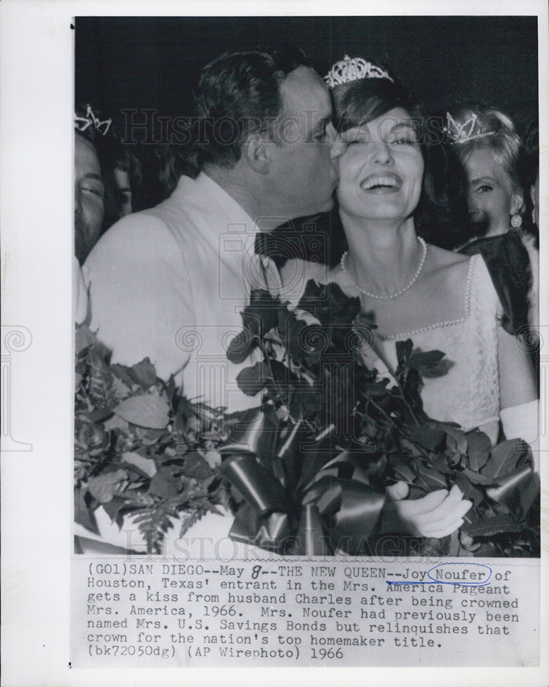 1966 Press Photo Joy Noufer receiving kiss from husband Charles - Historic Images