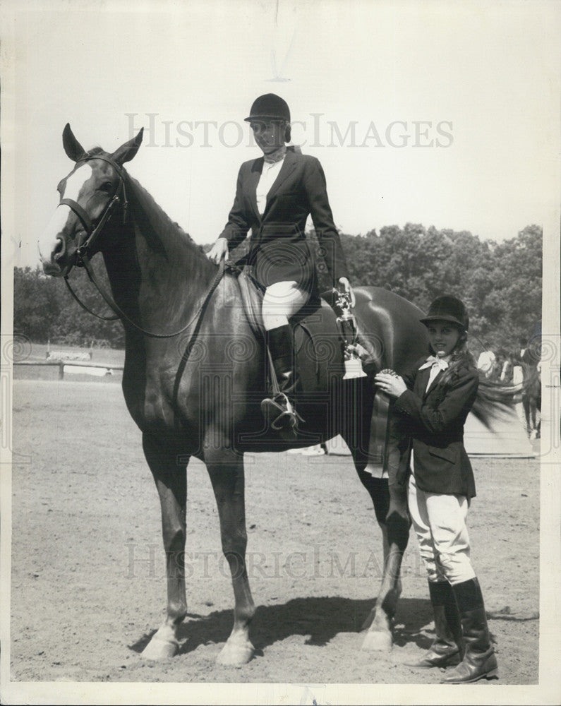 1952 Press Photo Virginia Olsen Aboard All Mine Horse Show - Historic Images