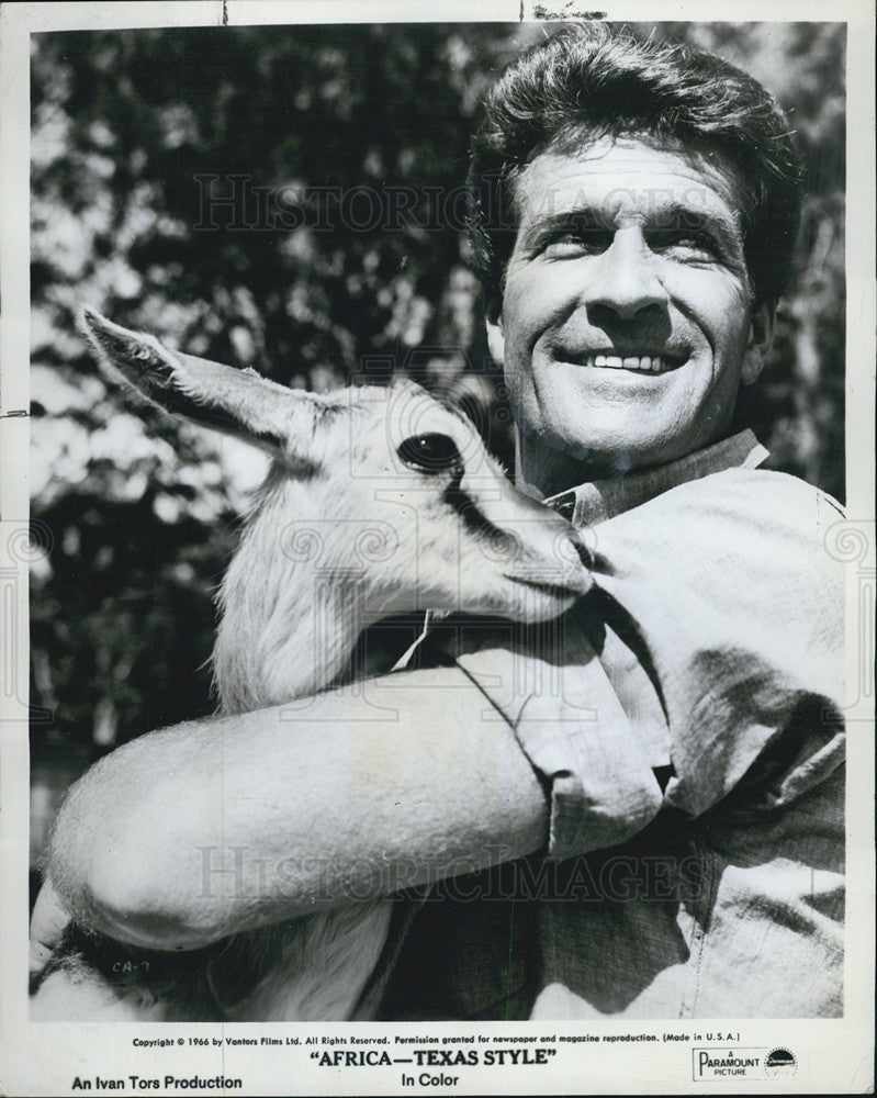 1967 Press Photo Hugh O&#39;Brien stars in &quot;Africa - Texas Style&quot; - Historic Images