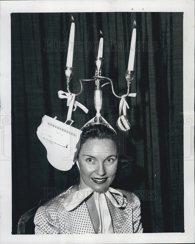 1954 Press Photo Pianist Mrs Clokey Moore in a candelabra hat - Historic Images