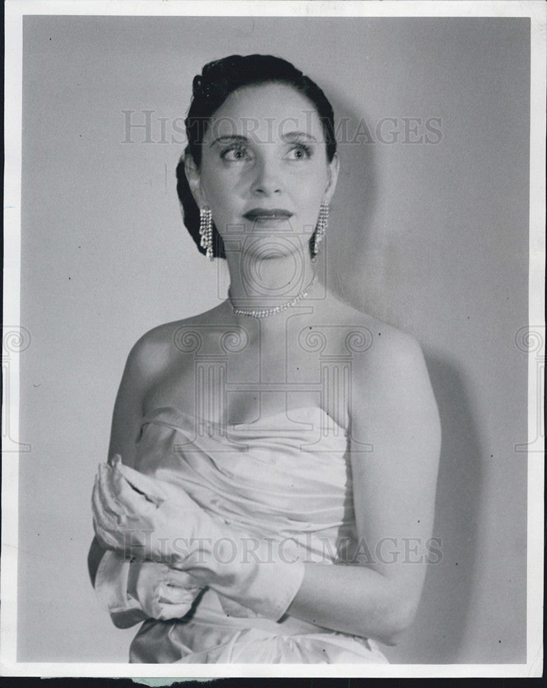 1958 Press Photo Mrs Clokey Moore in a gown - Historic Images