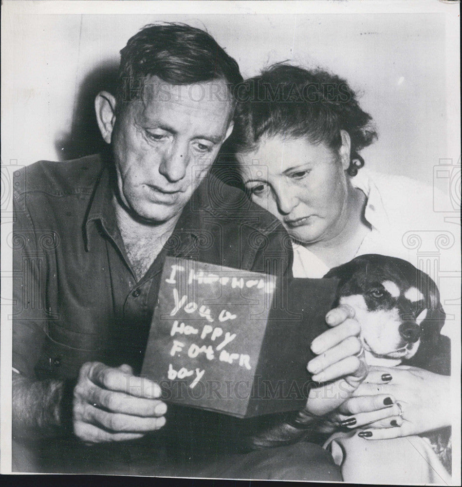 1953 Press Photo Mr &amp; Mrs Nolan Read Card Made by Their Son who Had Disappeared - Historic Images