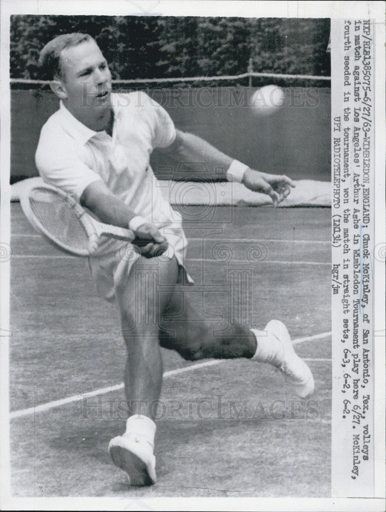 1963 Press Photo Chuck McKinley of San Antonio,TX volleys to Arthur Ashe - Historic Images