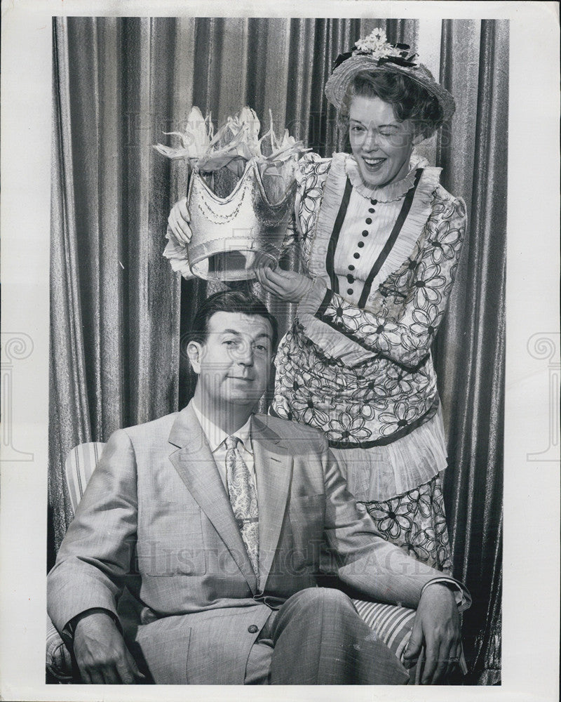 1953 Press Photo Don McNeill being Crowned by &quot;Aunt Fanny on the&quot;Breakfast Club&quot; - Historic Images