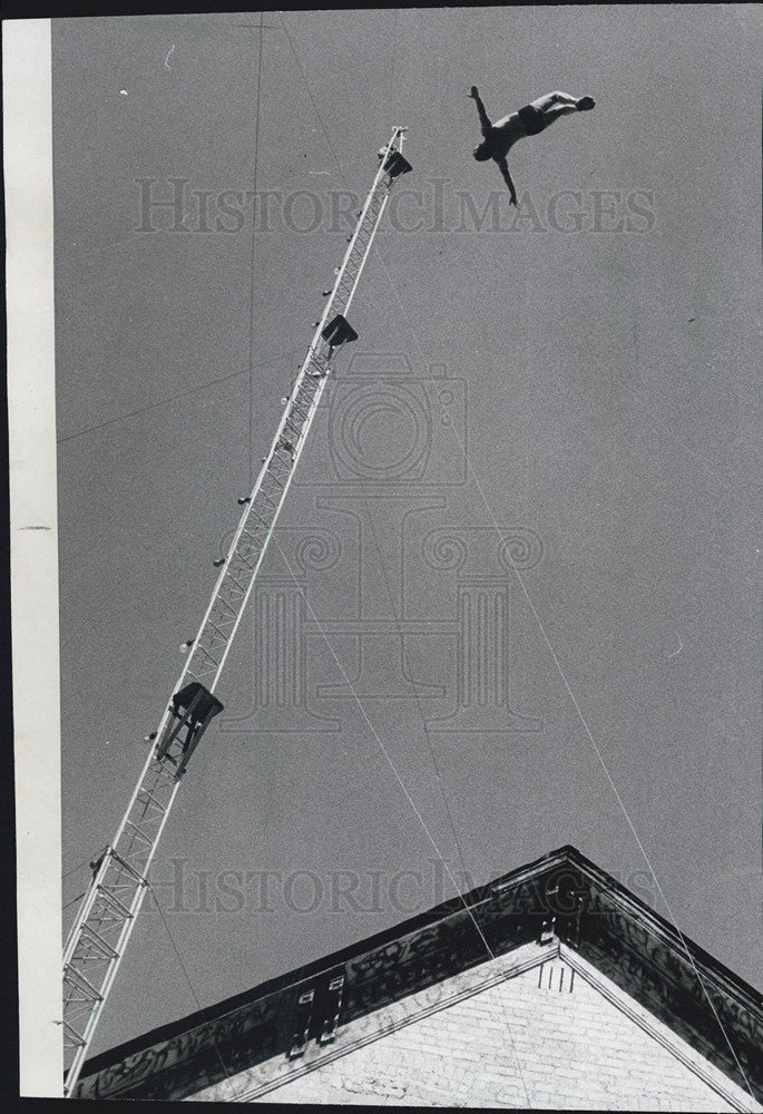 1970 Press Photo John wilson diver in Air from 70 foot platform - Historic Images