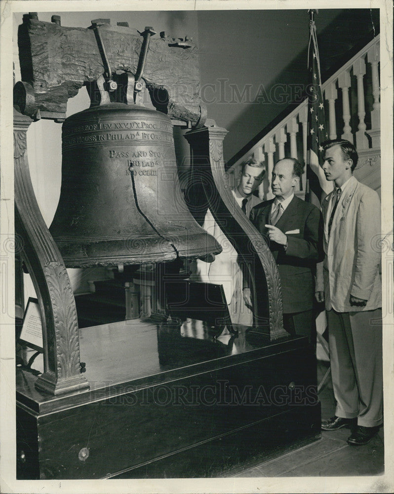 1948 Press Photo Adlai Stevenson and son Adlai Jr at the Liberty Bell - Historic Images